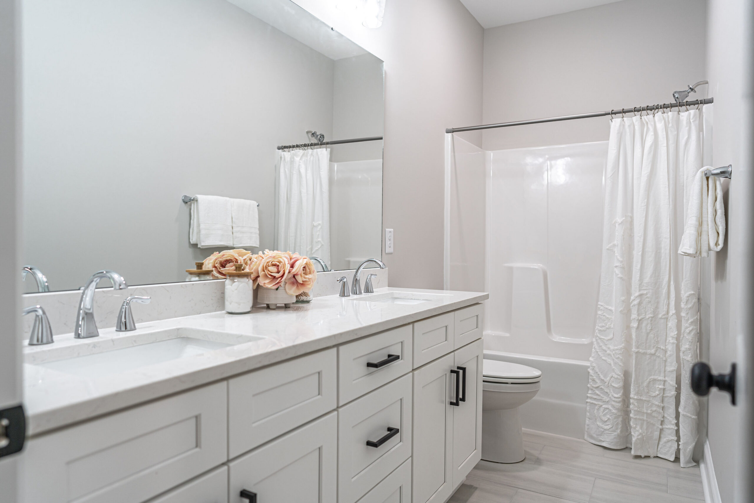 41. en suite bath in 2nd bedroom